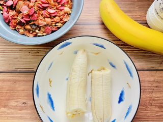 麦片酸奶水果杯,选择一根熟透的香蕉去皮。