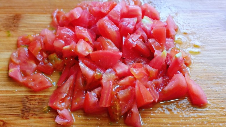 低脂茄汁鸡肉丁,番茄洗干净小块，建议使用熟透的番茄。