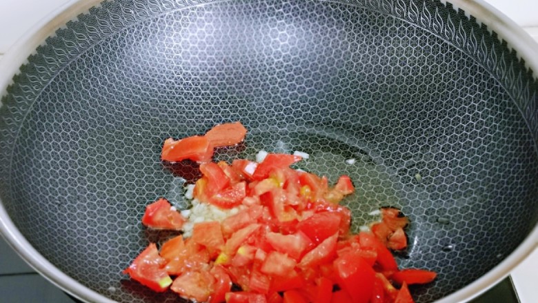 低脂茄汁鸡肉丁,再加入切好的番茄煸炒。