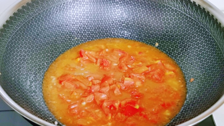 低脂茄汁鸡肉丁,加入2汤勺纯净水。