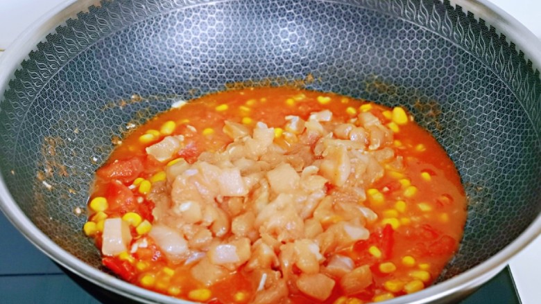 低脂茄汁鸡肉丁,再加入腌制好的鸡肉丁。