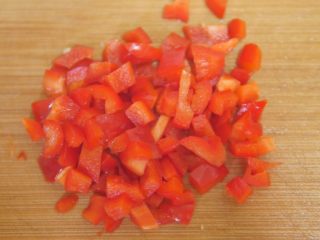 蔬菜虾仁焗饭,红椒切小块