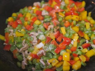 蔬菜虾仁焗饭,加入炒好的肉和适当的盐翻炒均匀