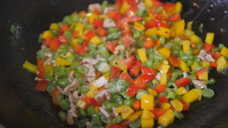 蔬菜虾仁焗饭,加入炒好的肉和适当的盐翻炒均匀