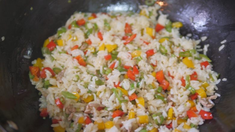 蔬菜虾仁焗饭,混合好的蔬菜饭再加一丢丢盐和胡椒调味