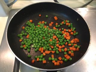 豆豆牛,原锅直接加豌豆仁、红萝卜