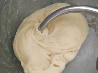 一次性发酵更省时间的奶香吐司~,除黄油之外的所有材料按照先粉类后液体的顺序加入厨师机，揉出厚的膜，用手指戳破，洞口边缘是锯齿状破洞；