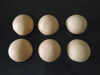 一次性发酵更省时间的奶香吐司~,把面团平均分成6等份，分别揉圆；