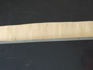 一次性发酵更省时间的奶香吐司~,再用擀面杖擀成55厘米以上长的牛舌状，我擀了70厘米长；