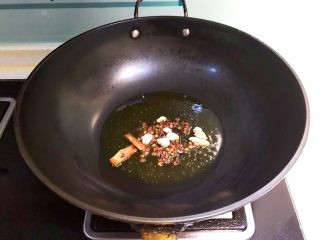 香辣牛蛙,另起锅，锅里加入玉米油，油烧热后加入所有干料，炒出香味