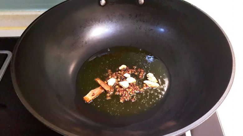 香辣牛蛙,另起锅，锅里加入玉米油，油烧热后加入所有干料，炒出香味