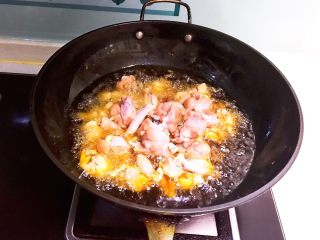 香辣牛蛙,炒锅烧热后加入500毫升玉米油，油烧热后加入腌制入味的牛蛙