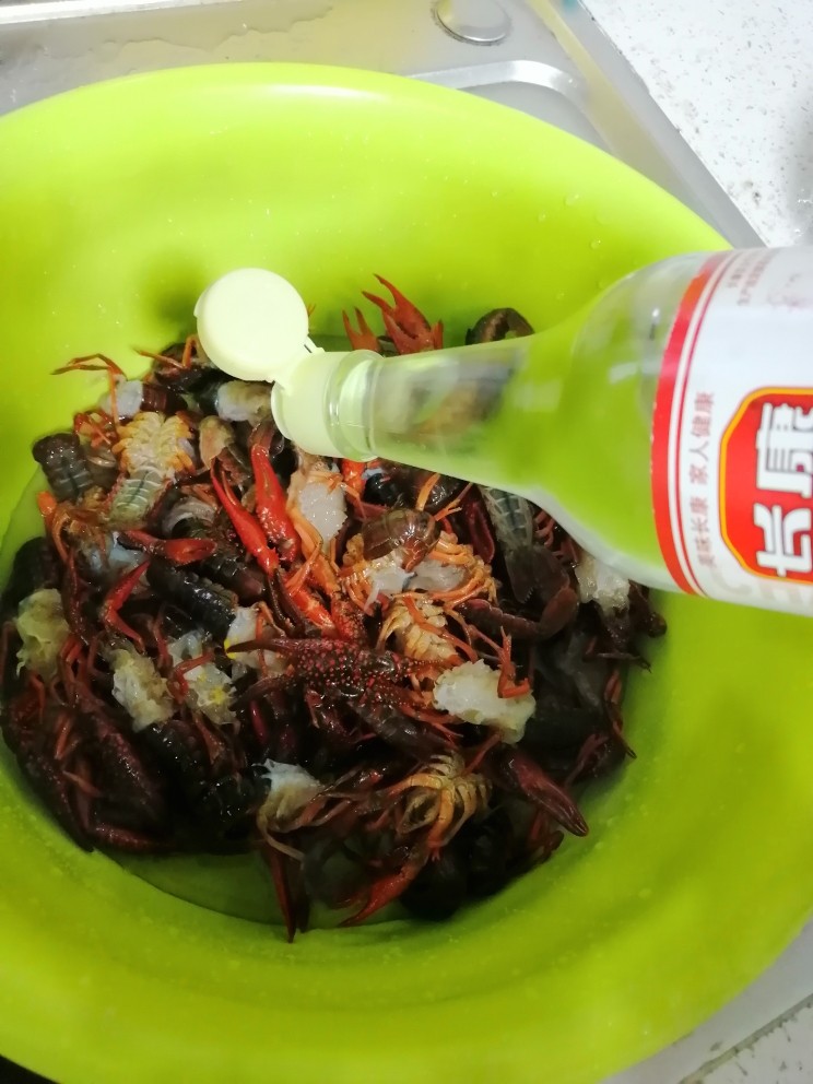好吃得不想放的香辣龙虾,第二遍，用醋刷。把干净的龙虾倒入盆里，倒入一瓶白醋，泡五分钟，就在醋里又刷一次。