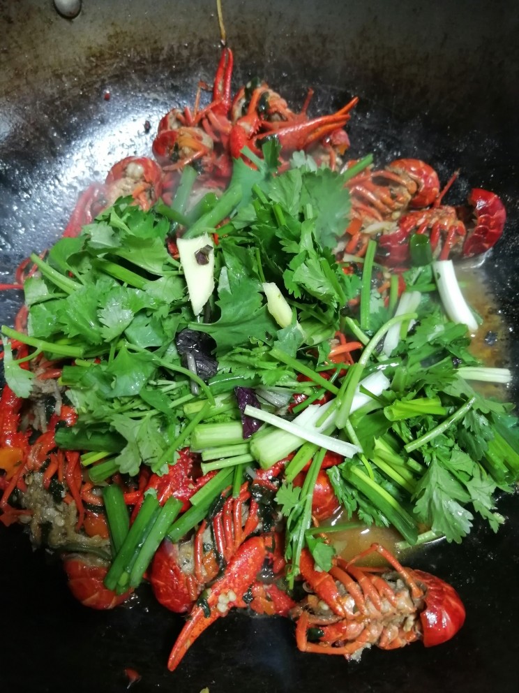 好吃得不想放的香辣龙虾,快收汁时，加香菜和葱，一起翻炒