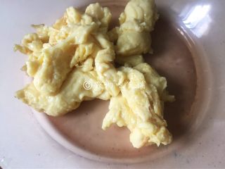 植物蛋炒的快手丝瓜炒蛋,炒好的鸡蛋先盛出。