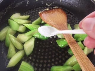 植物蛋炒的快手丝瓜炒蛋,炒至变色，因为just植物蛋是调过味的，所以这里只需要再加少许的盐。