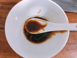 锡纸金针菇(烤箱版),适量蚝油、酱油、食用油混合，可加少量糖提鲜