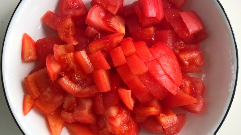 番茄金针菇,把去皮的番茄切丁
