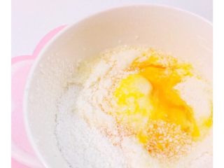10+米粉紫薯蒸糕,米粉加鸡蛋🥚搅拌均匀