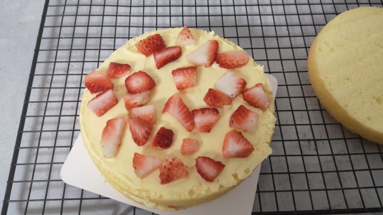 柠檬草莓蛋糕,夹层抹一层做好的柠檬奶油霜，铺一层草莓粒，做好的柠檬奶油霜抹两层正好够，控制好量。