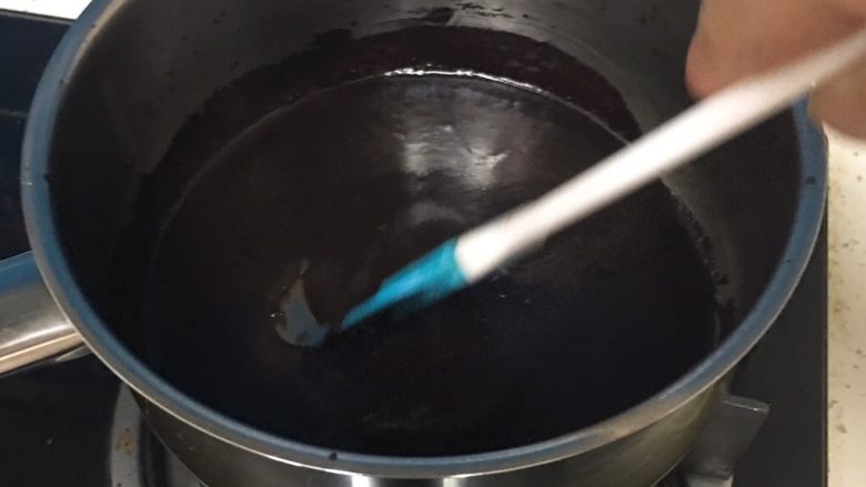 黑砖蜜豆吐司,搅拌均匀后再倒入牛奶，翻拌均匀冷却。