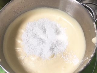 黑砖蜜豆吐司,分几次过筛低筋粉，用翻拌的手法拌匀蛋糕卷。