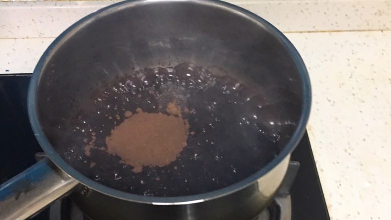 黑砖蜜豆吐司,玉米油出现小气泡就关火，倒入可可粉，无需过筛。