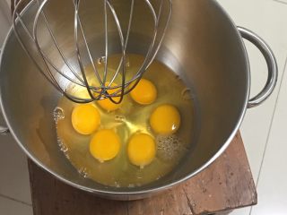 黑砖蜜豆吐司,发酵还剩十几分钟左右，开始打发鸡蛋液，全蛋放厨师机加柠檬汁。