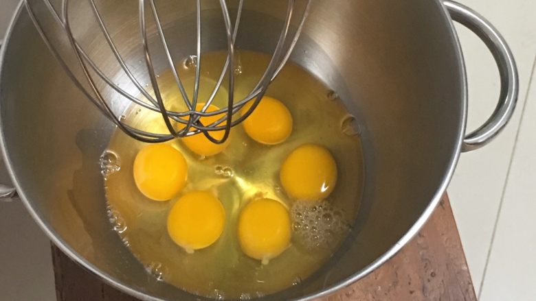 黑砖蜜豆吐司,发酵还剩十几分钟左右，开始打发鸡蛋液，全蛋放厨师机加柠檬汁。