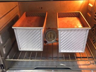 黑砖蜜豆吐司,烤箱事先预热至165度，烤制35分钟。