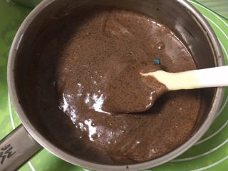 黑砖蜜豆吐司,取四分之一的蛋糕糊进冷却后的可可液中翻拌均匀，再倒回蛋糕糊中翻拌均匀。