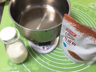 黑砖蜜豆吐司,发酵30分钟左右，开始制作蛋糕部分，玉米油、可可粉、牛奶都要过秤。
