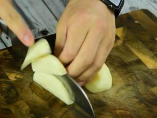 简单易做的炒饭，快手零失败,土豆去皮改刀切成丁。