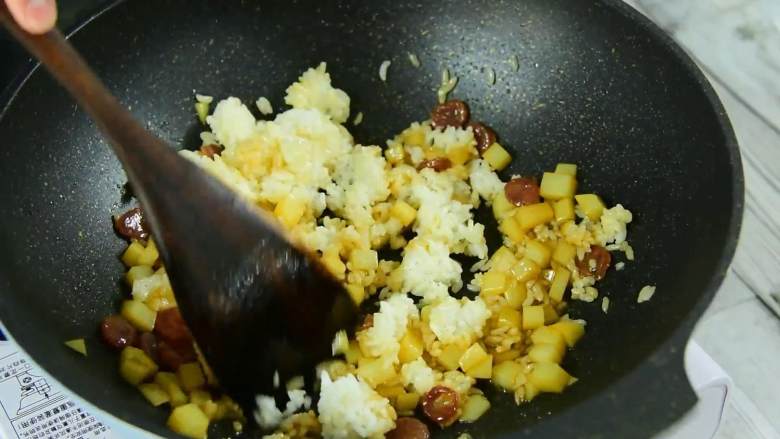 简单易做的炒饭，快手零失败,倒入米饭炒散。