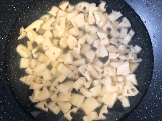 糖醋藕丁,起锅烧水倒入藕丁煮一分钟捞出备用。