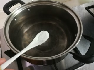 凉拌黄瓜百叶丝,锅中水开放入一小勺盐