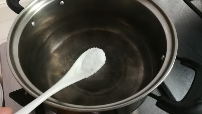 凉拌黄瓜百叶丝,锅中水开放入一小勺盐