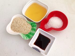 宝宝健康食谱  美味小零食夹心海苔,准备食材：白芝麻，生抽，白砂糖，麦芽糖