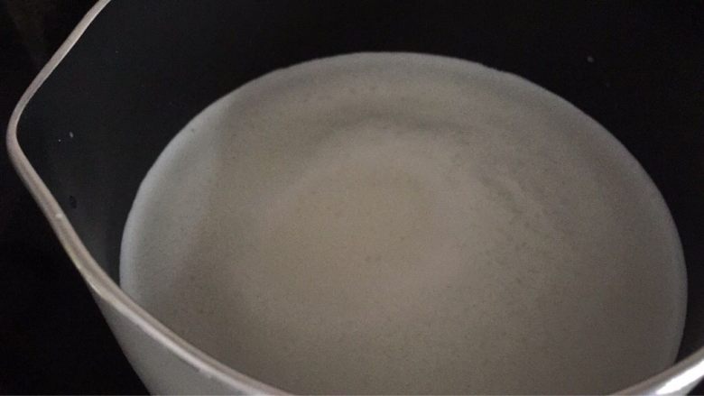 棉花糖热可可,牛奶倒入锅中，中小火加热，加热到边缘开始冒小泡；