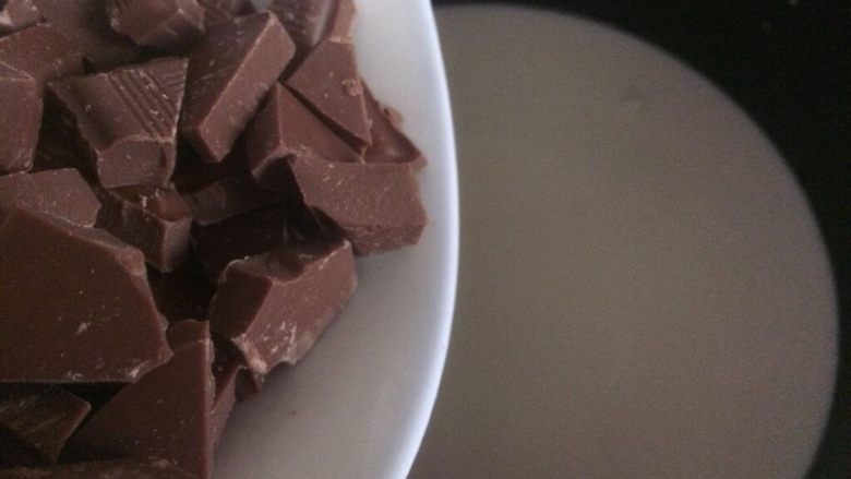 棉花糖热可可,将巧克力碎倒入锅中；