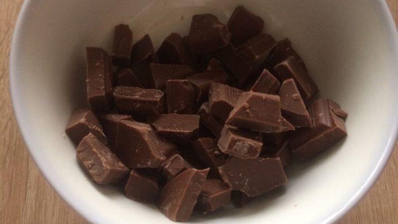 棉花糖热可可,做法：黑巧克力事先掰碎，越碎越好，那样会融化得更快；