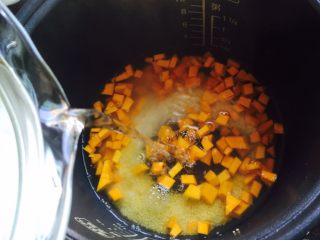 双米南瓜粥,加入热水