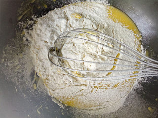 蔓越莓蛋糕,筛入低筋面粉，搅拌均匀，即为蛋黄糊；