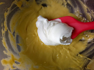 蔓越莓蛋糕,用切拌和翻拌的手法，蛋白分三次与蛋黄糊混合均匀；