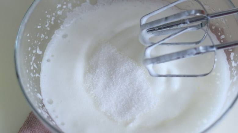 法式蛋白糖,4. 打发到有轻微纹路时加入一部分砂糖。

