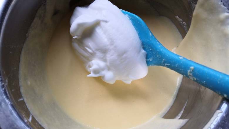 空气感轻乳酪蛋糕,将三分之一蛋白霜加入蛋黄糊，搅拌均匀