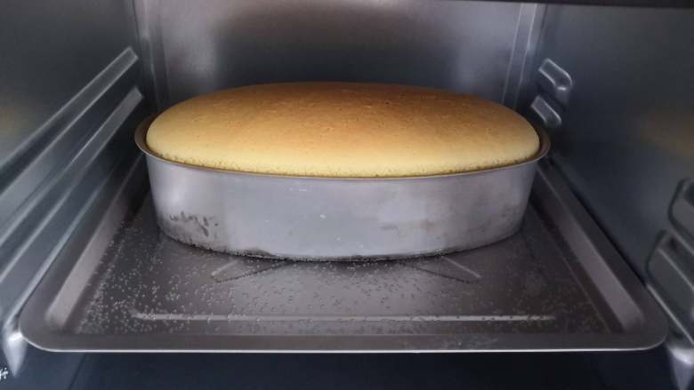 空气感轻乳酪蛋糕,烤箱底部放盛水的烤盘，上下火180度预热好，将蛋糕放在烤盘上，烘烤85分钟