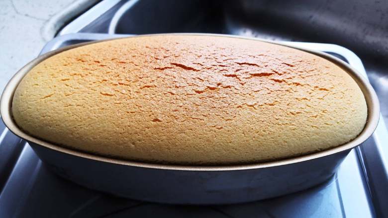空气感轻乳酪蛋糕,表面上色均匀后即可出炉，不用倒扣，稍冷却即可脱模