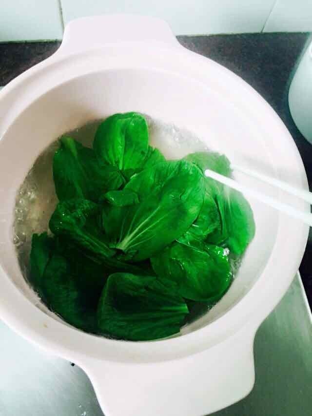 五彩缤纷果蔬泥,3.绿叶类蔬菜，选择较嫩的那部分，用淘米水浸泡，清洗干净后放入到开水里烫熟。