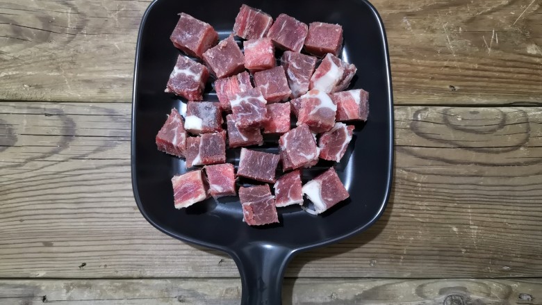 彩椒牛肉串,牛肉在微解冻状态下用切冻肉的锯齿刀切小块。